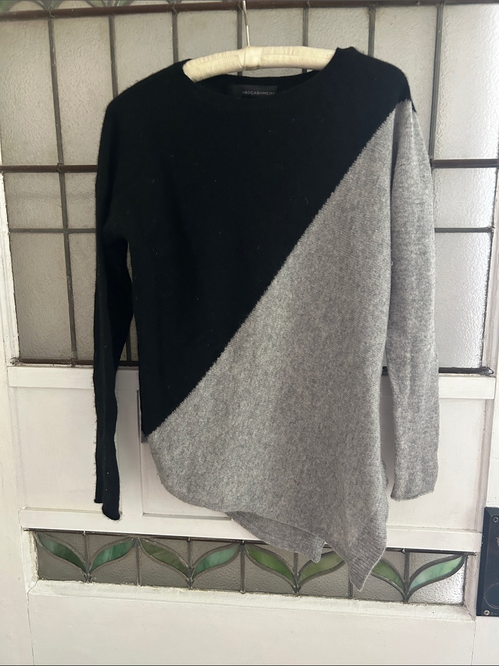 360 Cashmere Diagonal Two-Tone Crewneck Sweater - Black & Gray